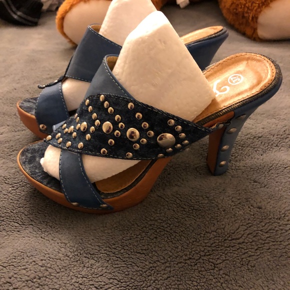 New never used sandal - Picture 2 of 3